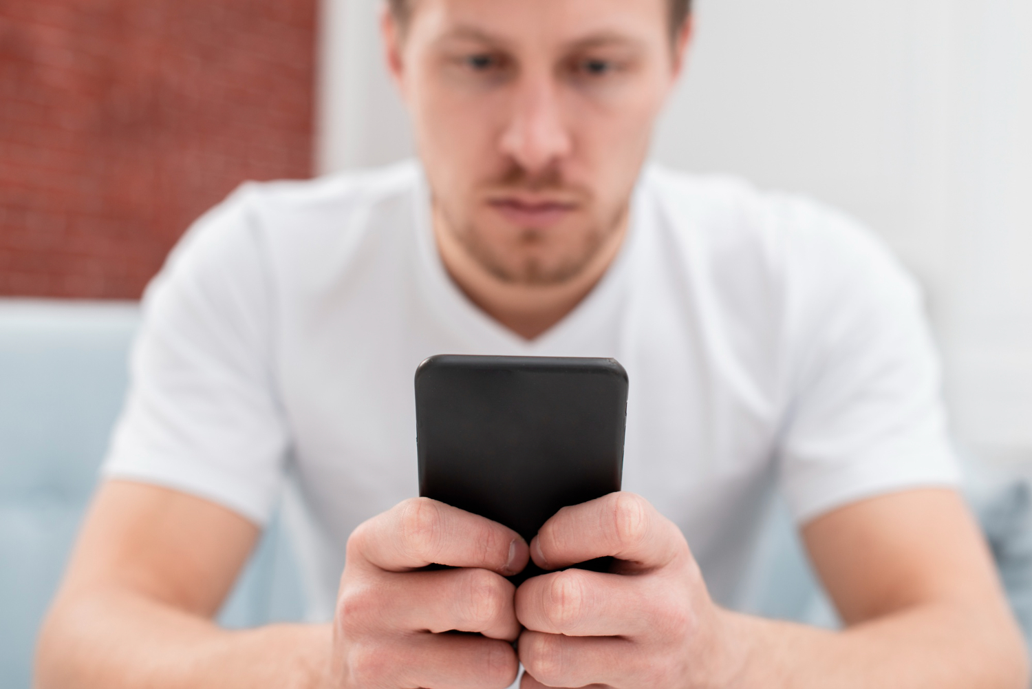 Créer une zone confidentielle en cinq minutes : déplacer banques et messageries, activer l’auto-verrouillage et des bannières neutres sans dévoiler le contenu